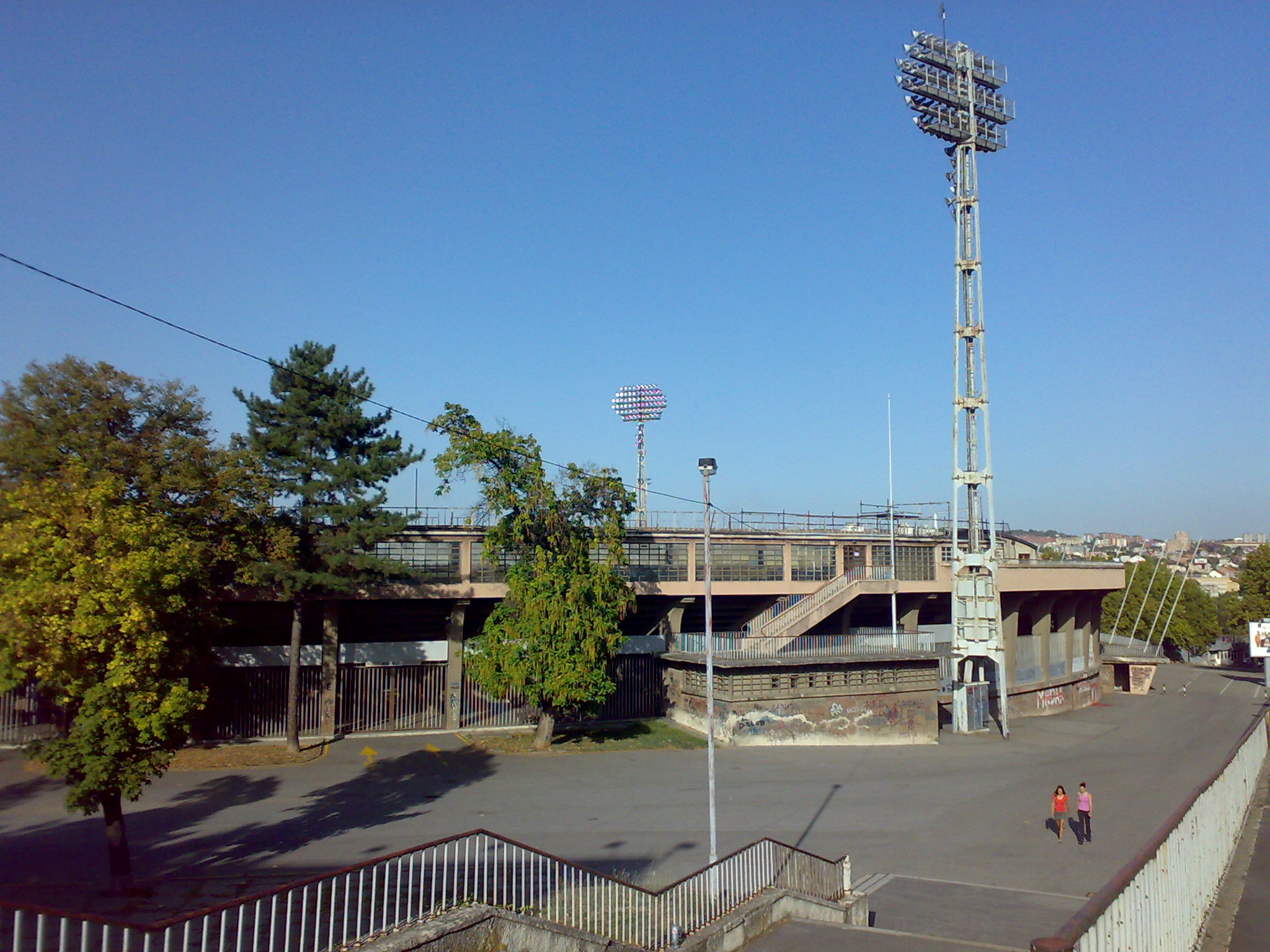 Tribúna a stožiar osvetlenia štadióna FK Partizan v Belehrade za slnečného dňa